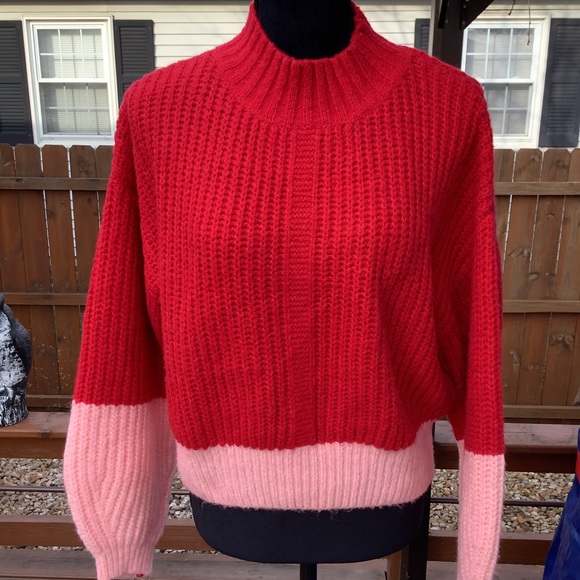 Soft, cozy crewneck sweater- like new❤️💖 - Picture 3 of 8